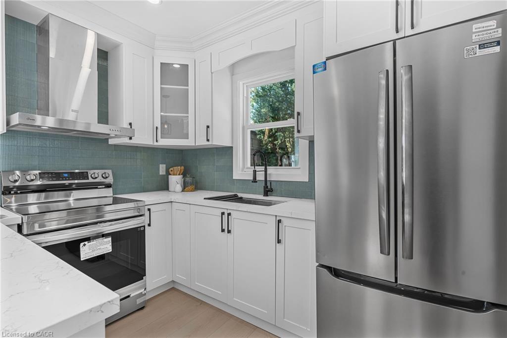 56 East 34Th Street, Hamilton, ON - Indoor Photo Showing Kitchen With Upgraded Kitchen