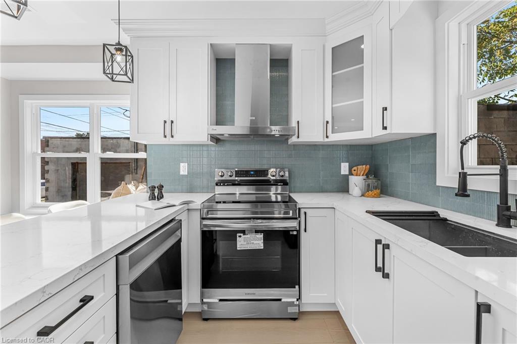 56 East 34Th Street, Hamilton, ON - Indoor Photo Showing Kitchen With Upgraded Kitchen
