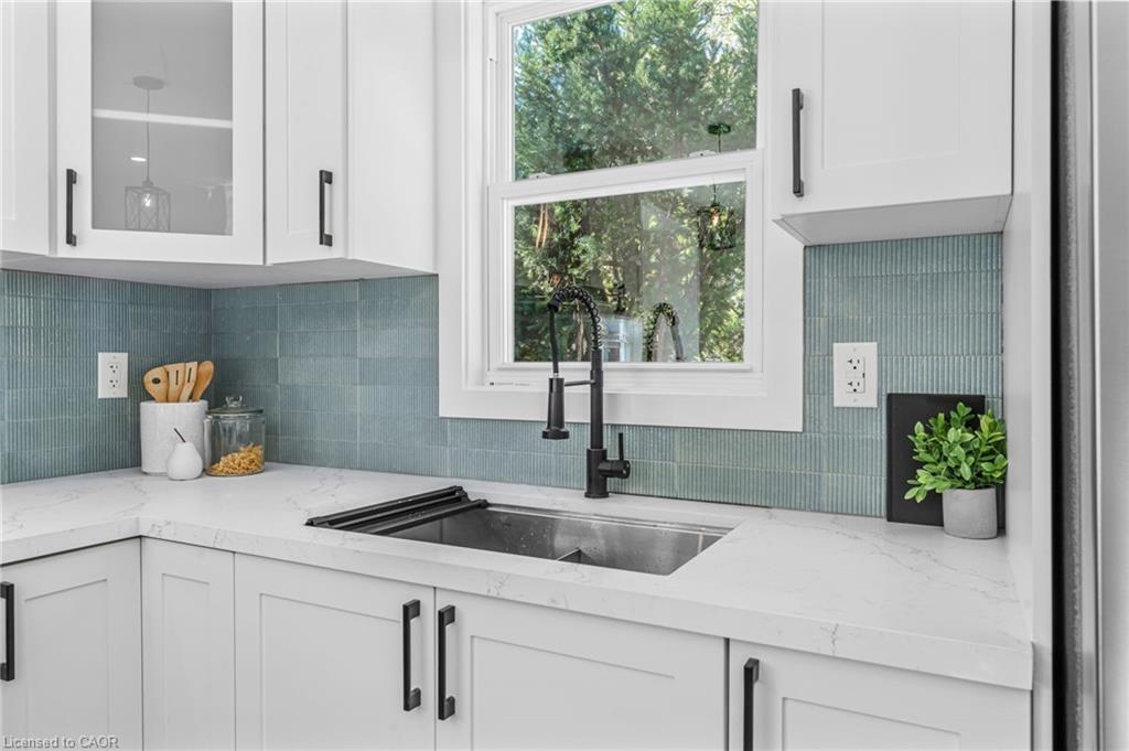 56 East 34Th Street, Hamilton, ON - Indoor Photo Showing Kitchen With Upgraded Kitchen