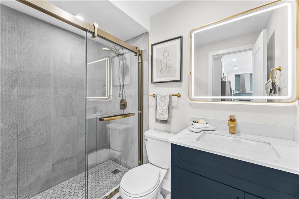 56 East 34Th Street, Hamilton, ON - Indoor Photo Showing Bathroom