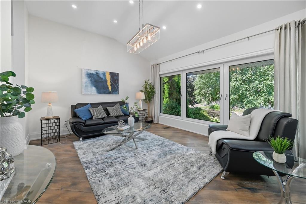 568 Dynes Road, Burlington, ON - Indoor Photo Showing Living Room
