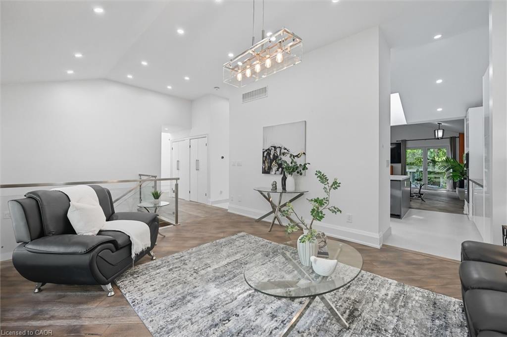 568 Dynes Road, Burlington, ON - Indoor Photo Showing Living Room