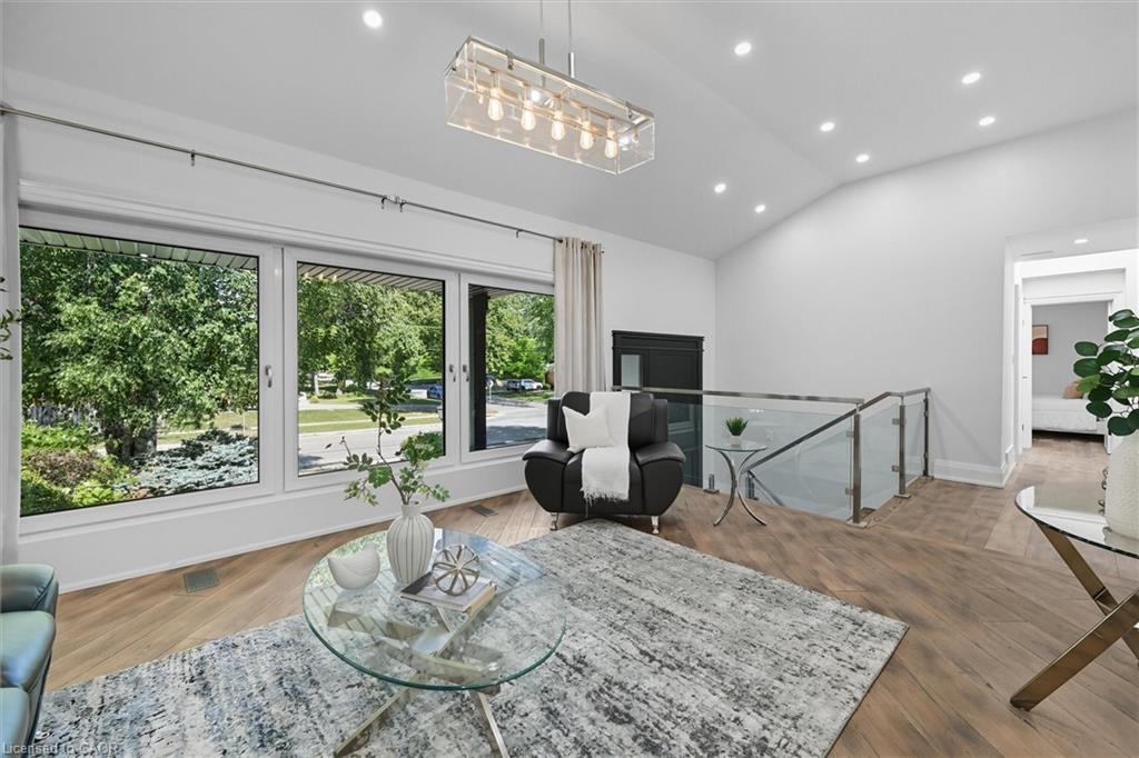 568 Dynes Road, Burlington, ON - Indoor