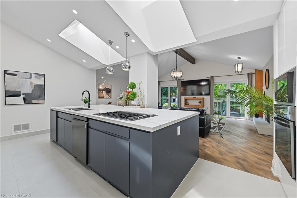 568 Dynes Road, Burlington, ON - Indoor Photo Showing Kitchen