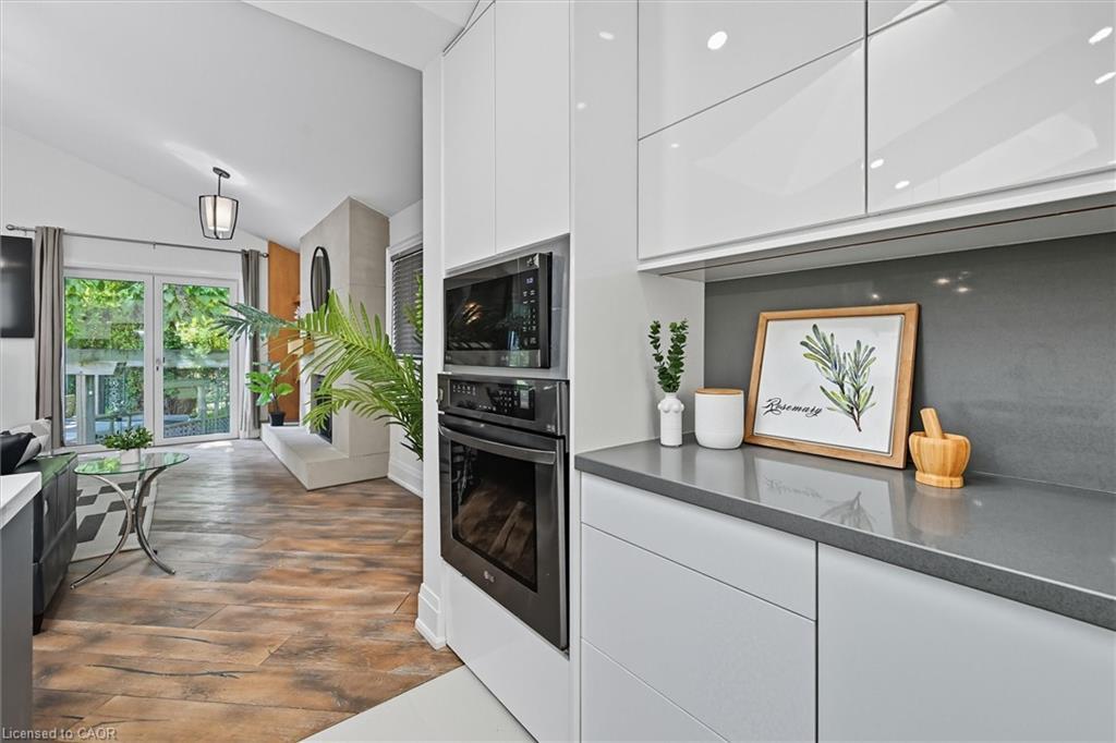 568 Dynes Road, Burlington, ON - Indoor Photo Showing Kitchen