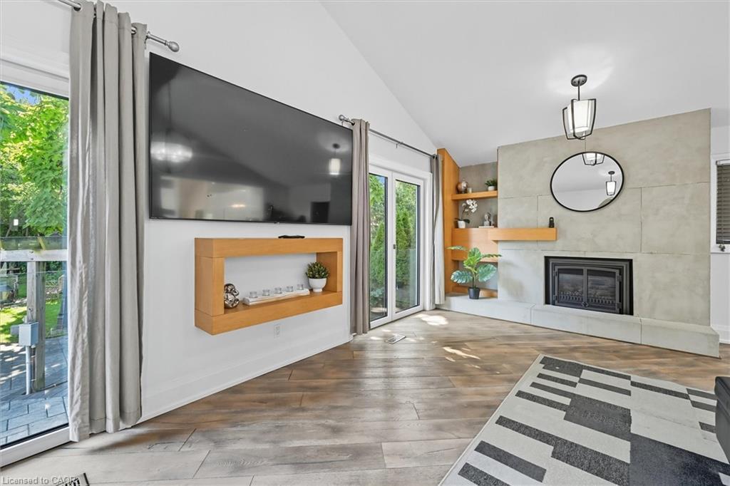 568 Dynes Road, Burlington, ON - Indoor Photo Showing Living Room With Fireplace