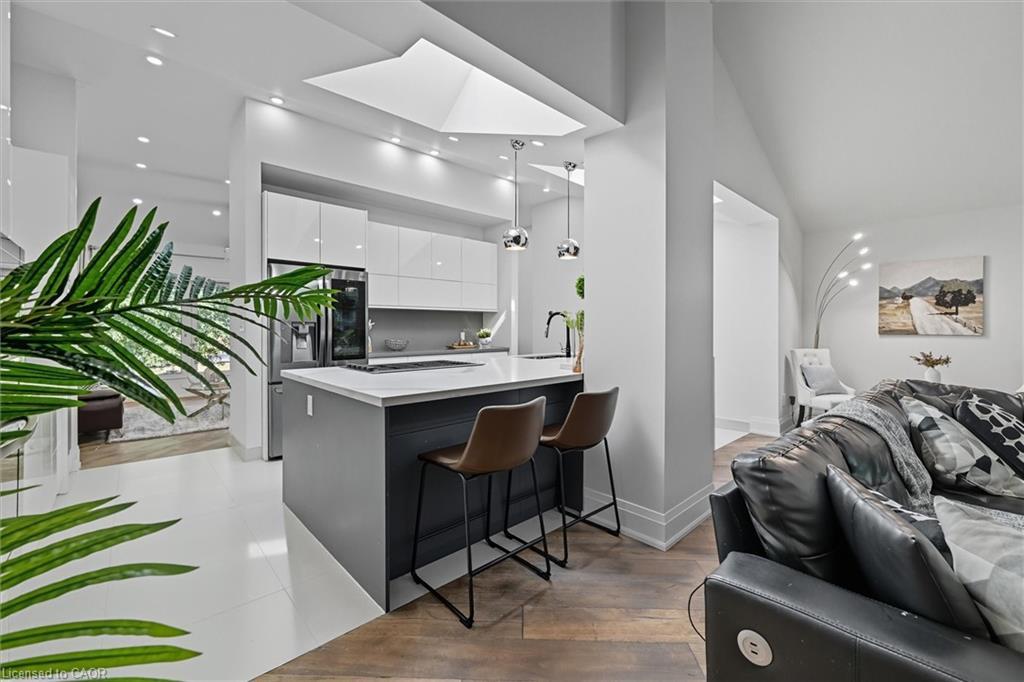 568 Dynes Road, Burlington, ON - Indoor