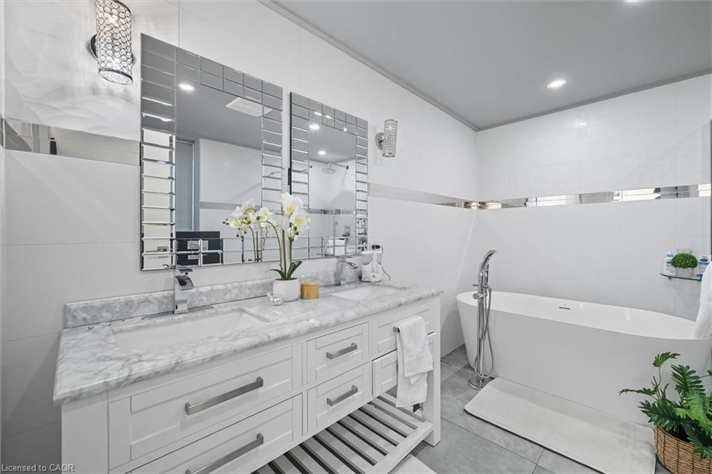 568 Dynes Road, Burlington, ON - Indoor Photo Showing Bathroom