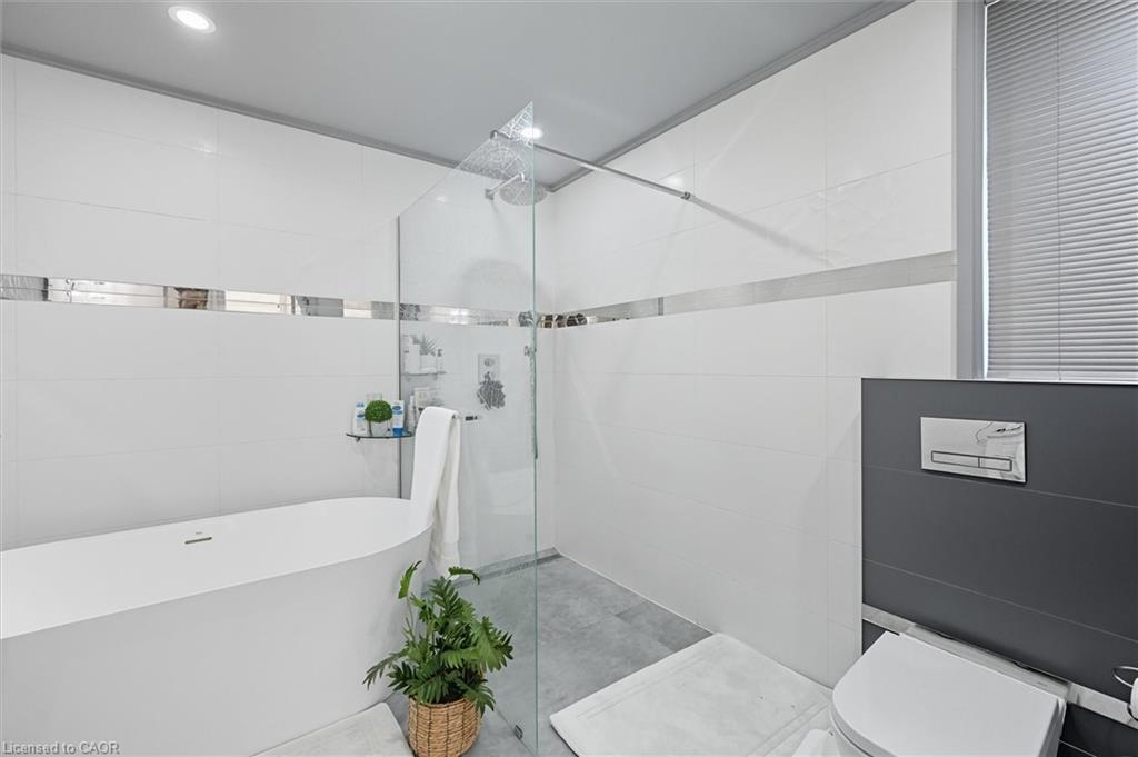 568 Dynes Road, Burlington, ON - Indoor Photo Showing Bathroom