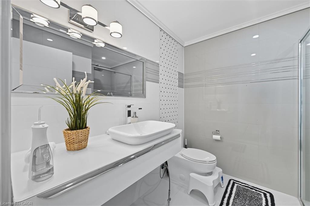 568 Dynes Road, Burlington, ON - Indoor Photo Showing Bathroom