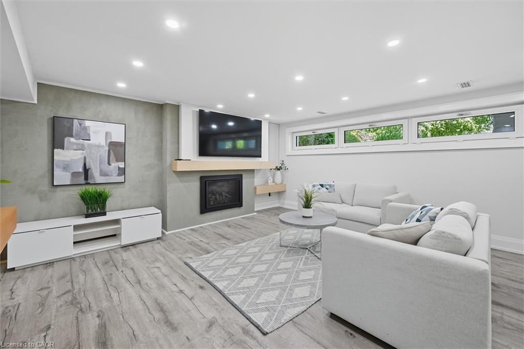 568 Dynes Road, Burlington, ON - Indoor Photo Showing Living Room With Fireplace