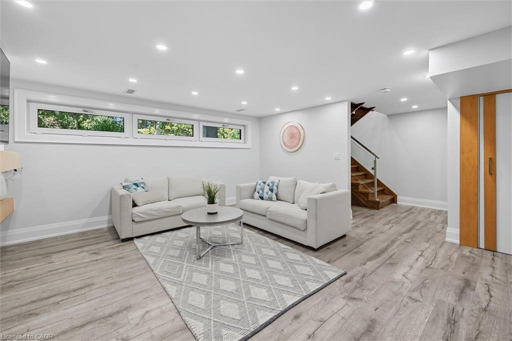 568 Dynes Road, Burlington, ON - Indoor