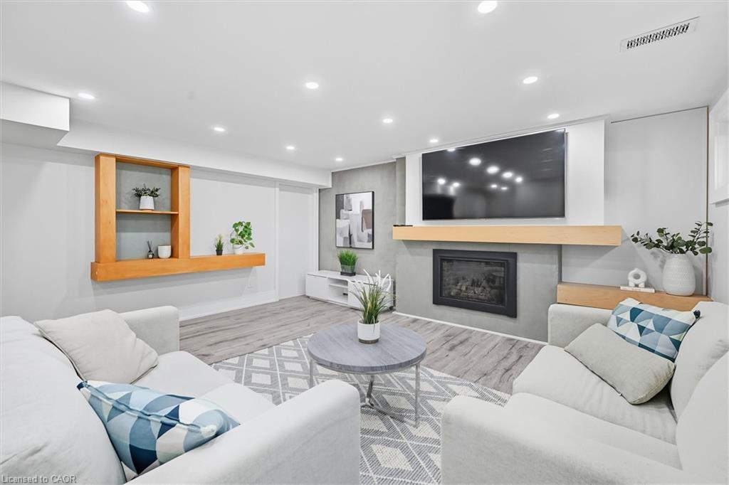 568 Dynes Road, Burlington, ON - Indoor Photo Showing Living Room With Fireplace