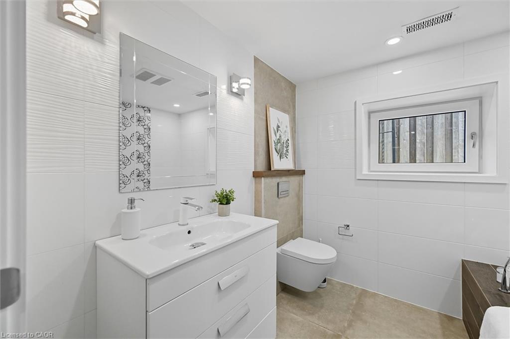 568 Dynes Road, Burlington, ON - Indoor Photo Showing Bathroom