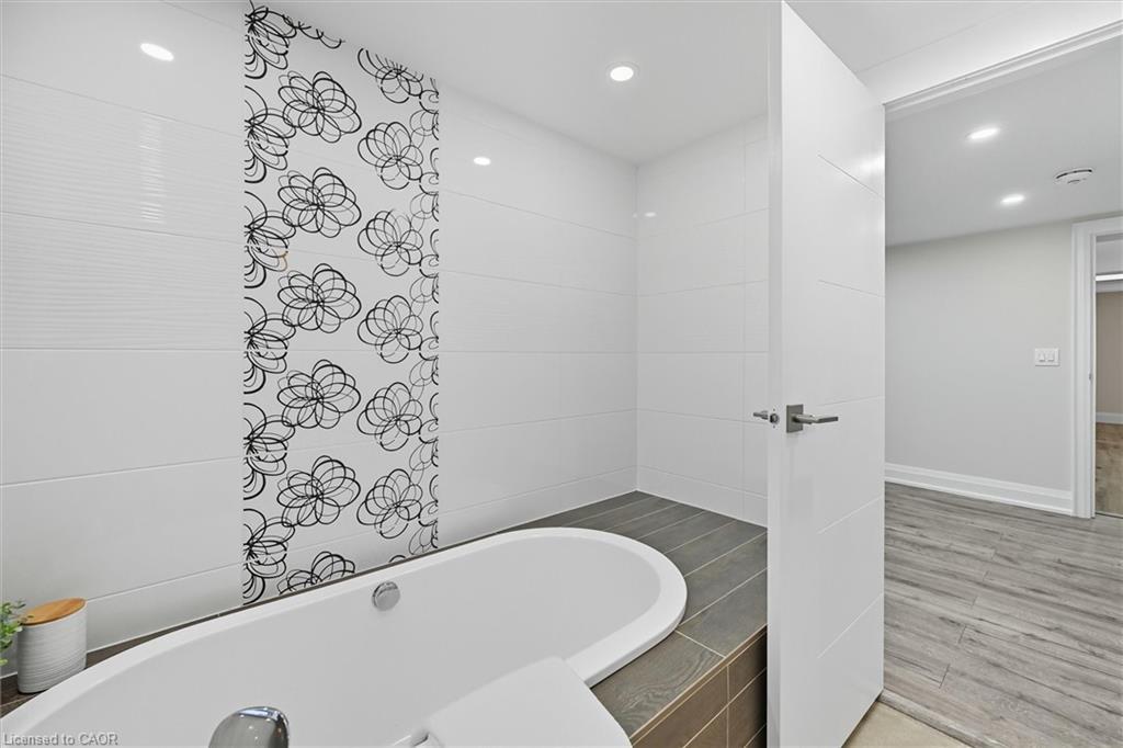 568 Dynes Road, Burlington, ON - Indoor Photo Showing Bathroom