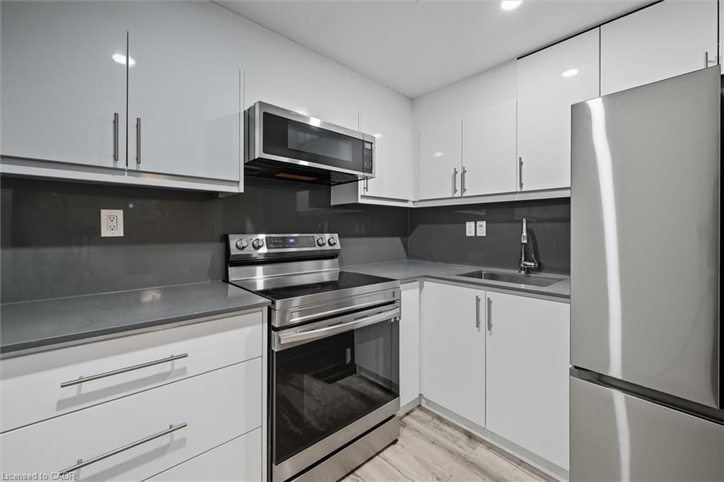 568 Dynes Road, Burlington, ON - Indoor Photo Showing Kitchen