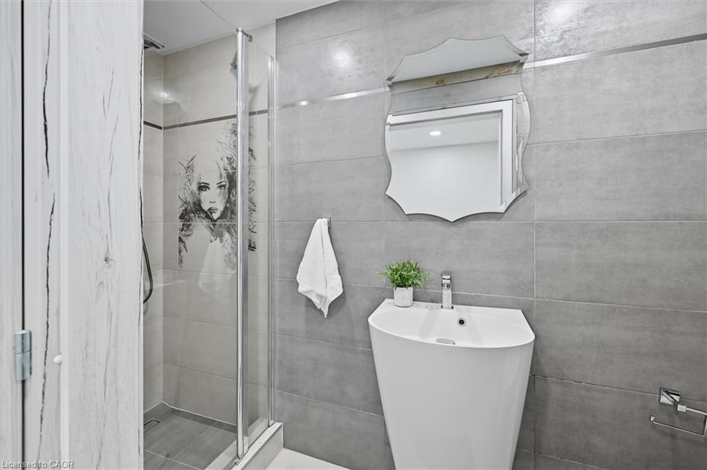 568 Dynes Road, Burlington, ON - Indoor Photo Showing Bathroom
