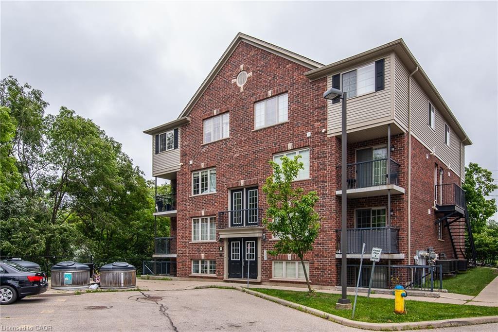 32-950 Highland Drive W, Kitchener, ON - Outdoor With Balcony With Facade