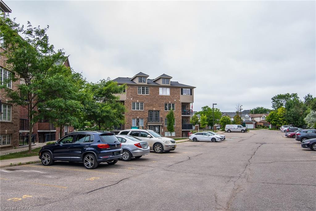 32-950 Highland Drive W, Kitchener, ON - Outdoor