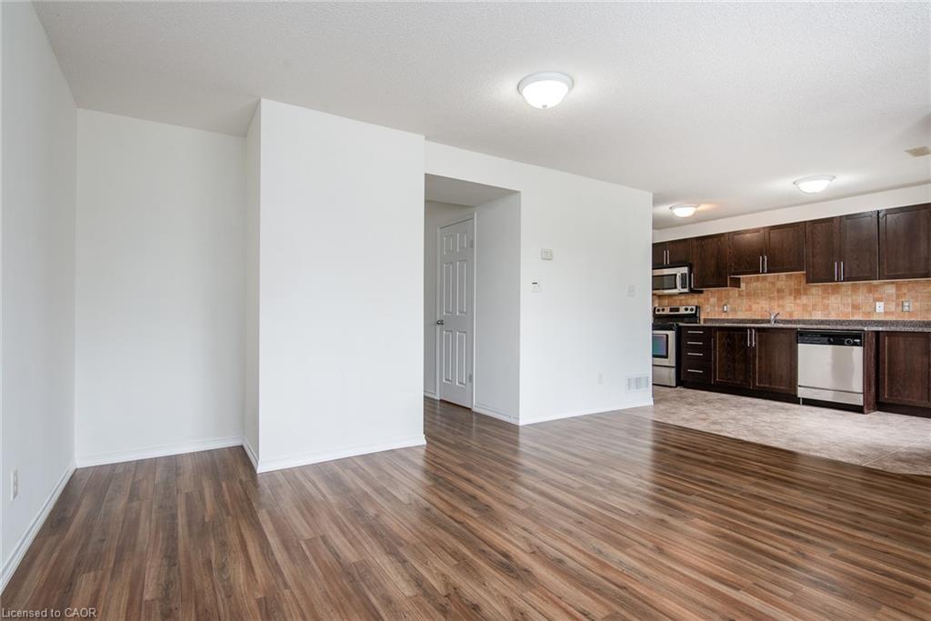 32-950 Highland Drive W, Kitchener, ON - Indoor Photo Showing Kitchen