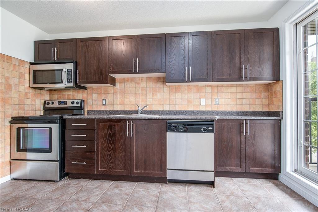 32-950 Highland Drive W, Kitchener, ON - Indoor Photo Showing Kitchen With Double Sink