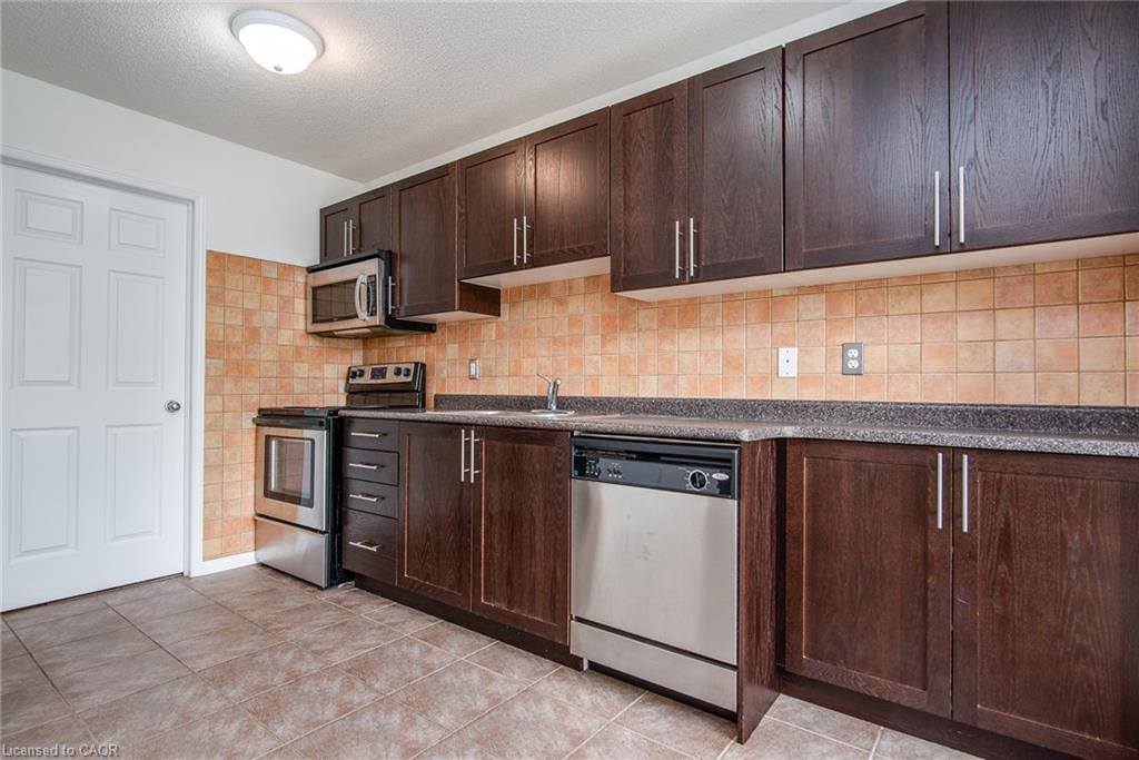 32-950 Highland Drive W, Kitchener, ON - Indoor Photo Showing Kitchen With Double Sink