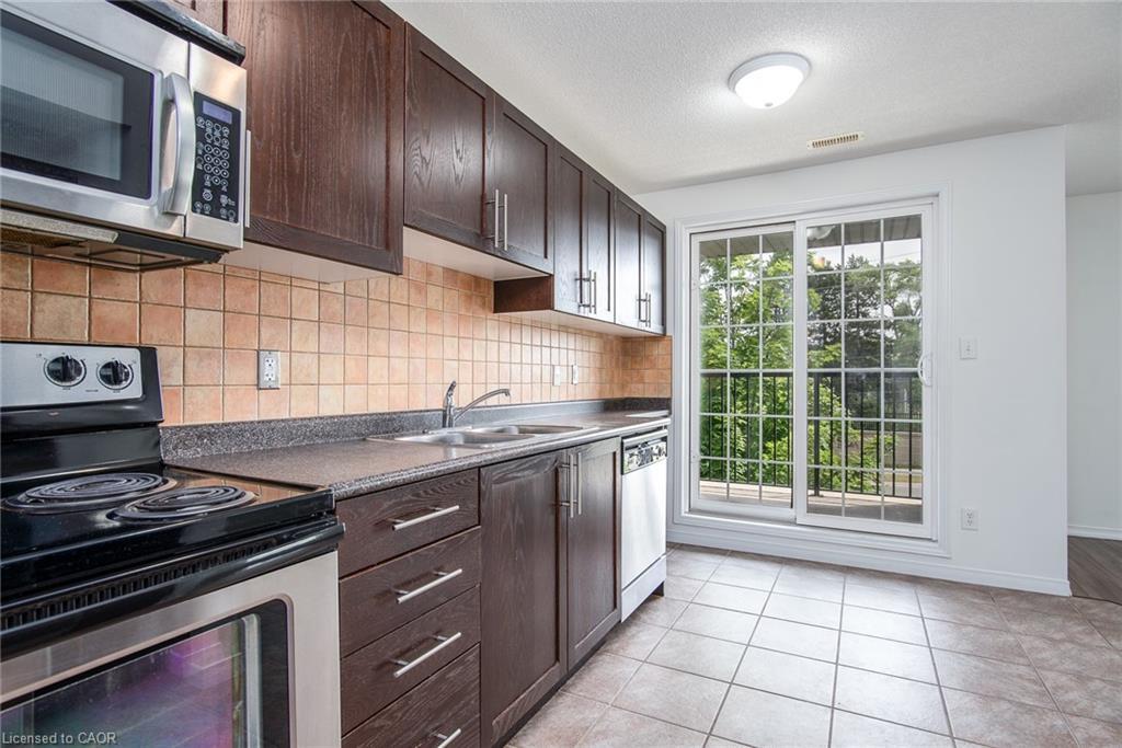 32-950 Highland Drive W, Kitchener, ON - Indoor Photo Showing Kitchen With Double Sink