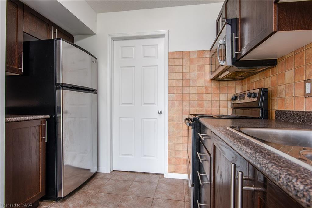 32-950 Highland Drive W, Kitchener, ON - Indoor Photo Showing Kitchen