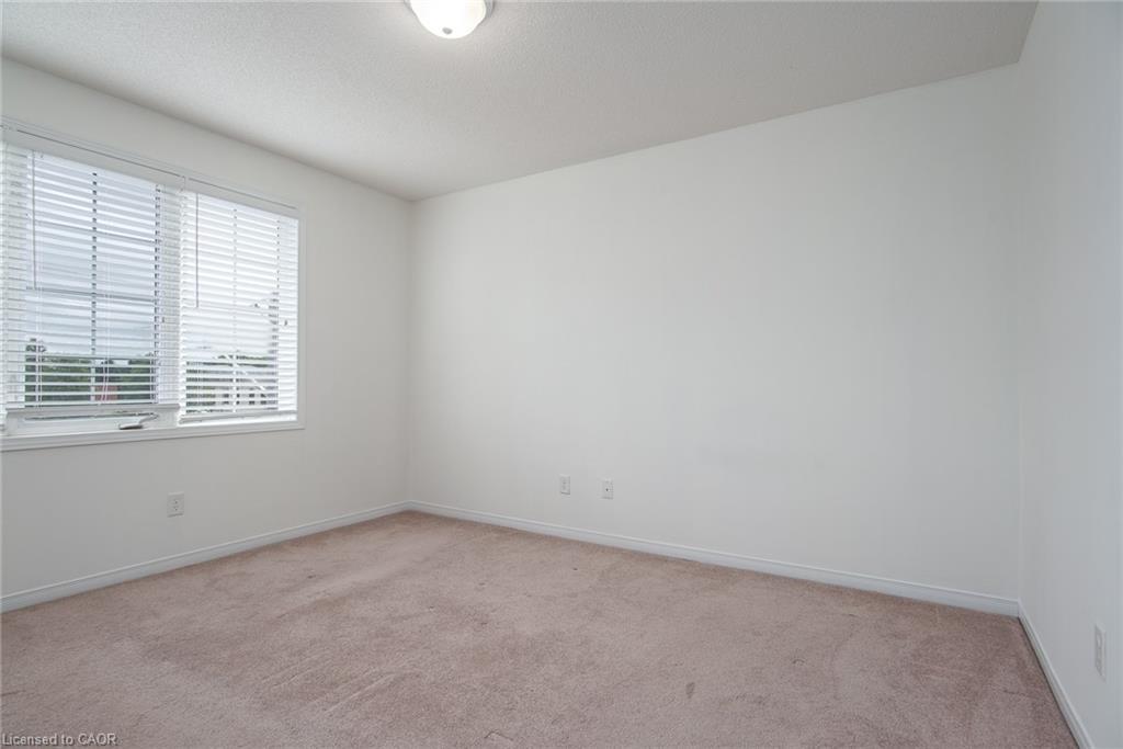 32-950 Highland Drive W, Kitchener, ON - Indoor Photo Showing Other Room