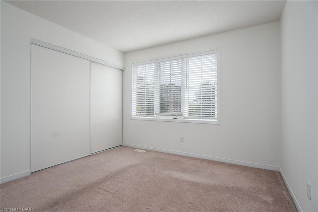 32-950 Highland Drive W, Kitchener, ON - Indoor Photo Showing Other Room