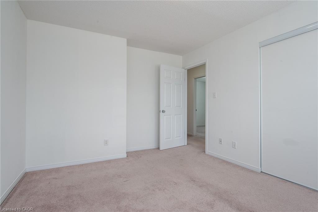 32-950 Highland Drive W, Kitchener, ON - Indoor Photo Showing Other Room