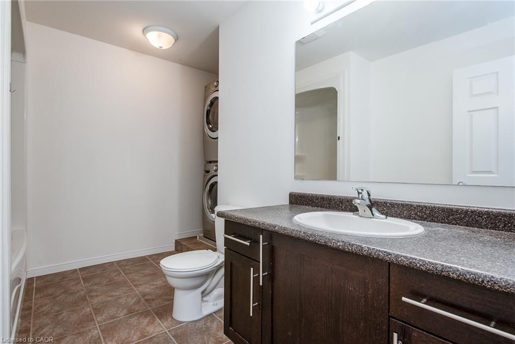 32-950 Highland Drive W, Kitchener, ON - Indoor Photo Showing Bathroom