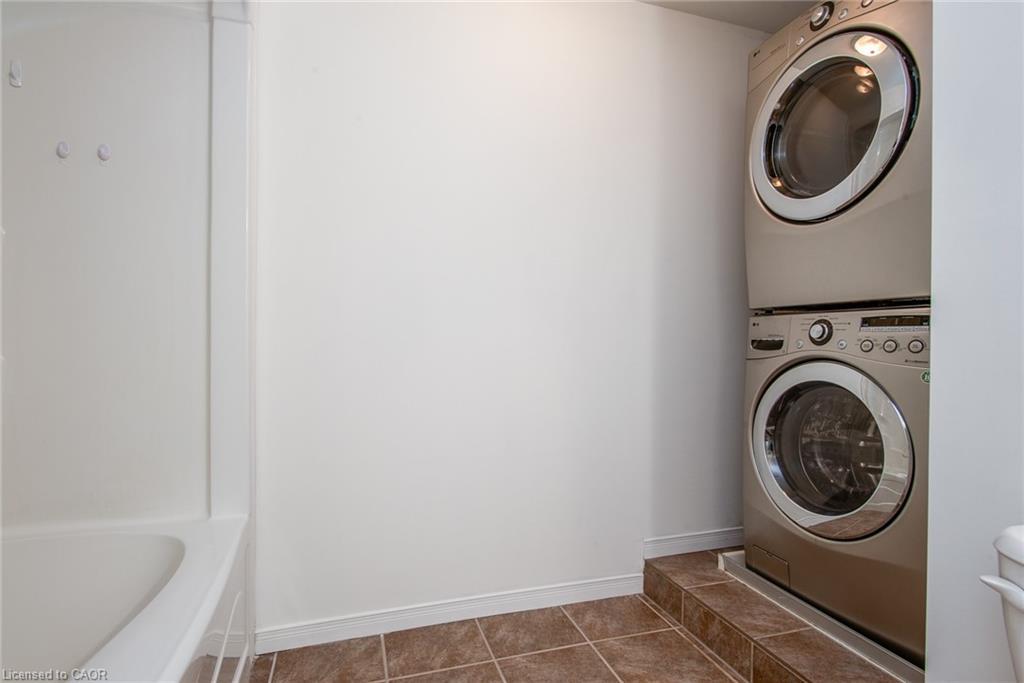 32-950 Highland Drive W, Kitchener, ON - Indoor Photo Showing Laundry Room