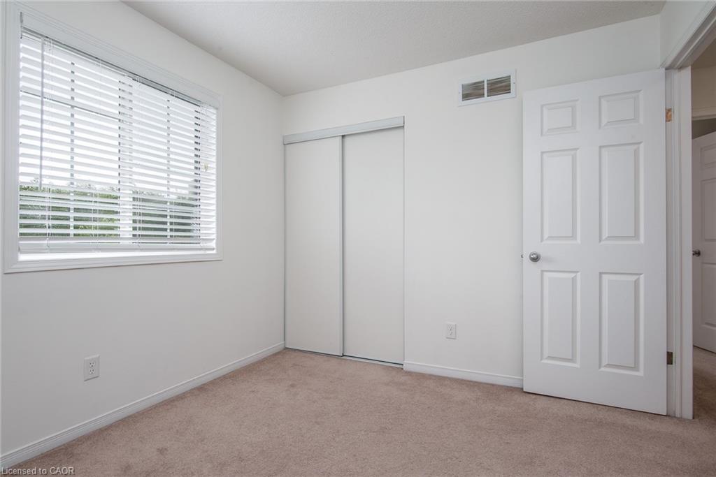32-950 Highland Drive W, Kitchener, ON - Indoor Photo Showing Other Room