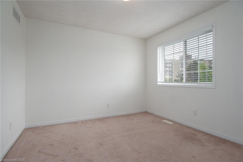 32-950 Highland Drive W, Kitchener, ON - Indoor Photo Showing Other Room