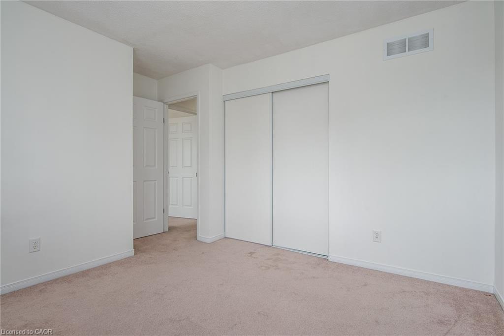 32-950 Highland Drive W, Kitchener, ON - Indoor Photo Showing Other Room