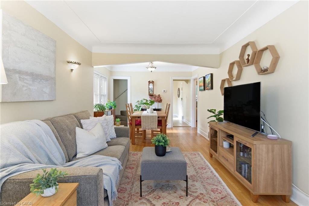 76 East 15Th Street, Hamilton, ON - Indoor Photo Showing Living Room