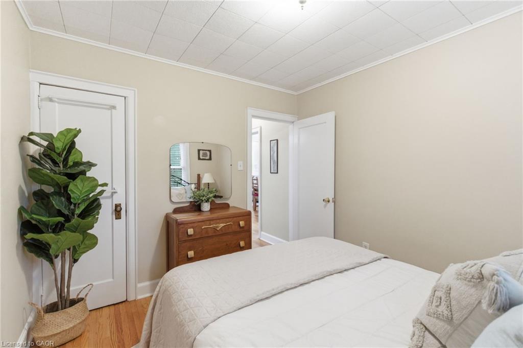 76 East 15Th Street, Hamilton, ON - Indoor Photo Showing Bedroom