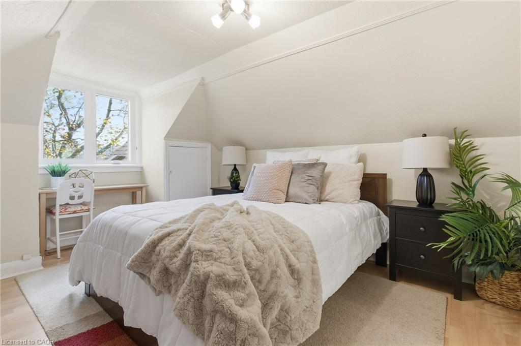 76 East 15Th Street, Hamilton, ON - Indoor Photo Showing Bedroom