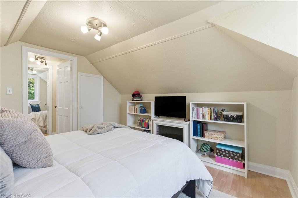 76 East 15Th Street, Hamilton, ON - Indoor Photo Showing Bedroom