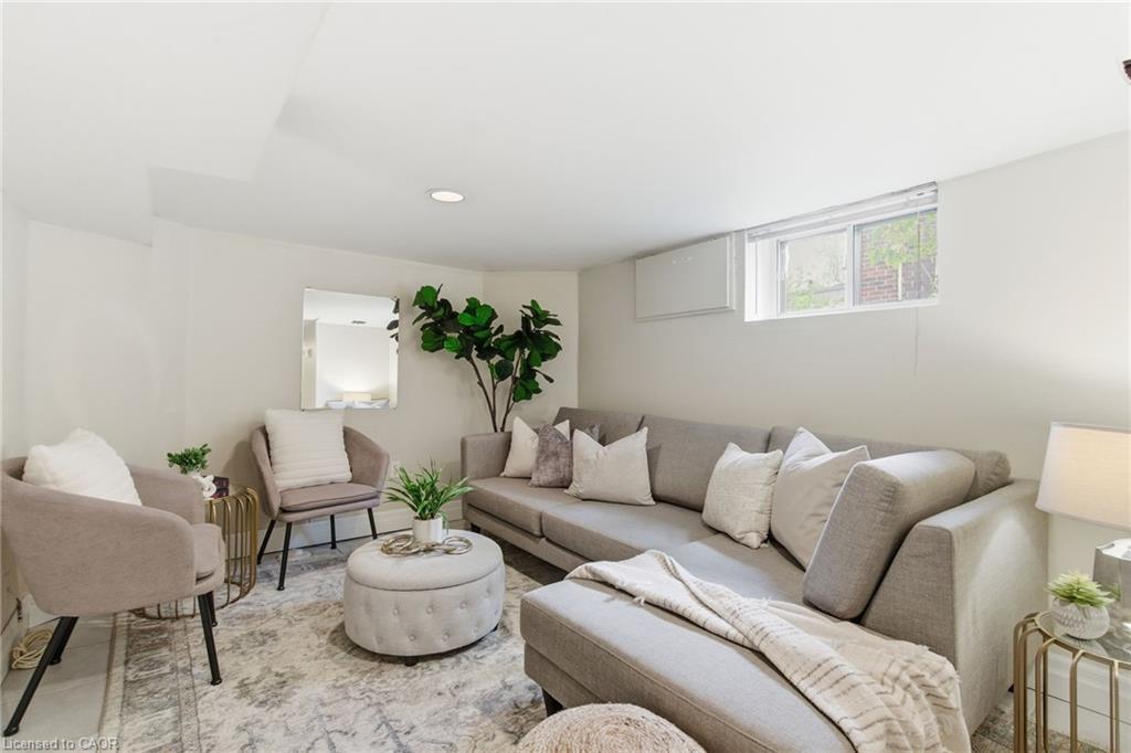 76 East 15Th Street, Hamilton, ON - Indoor Photo Showing Living Room