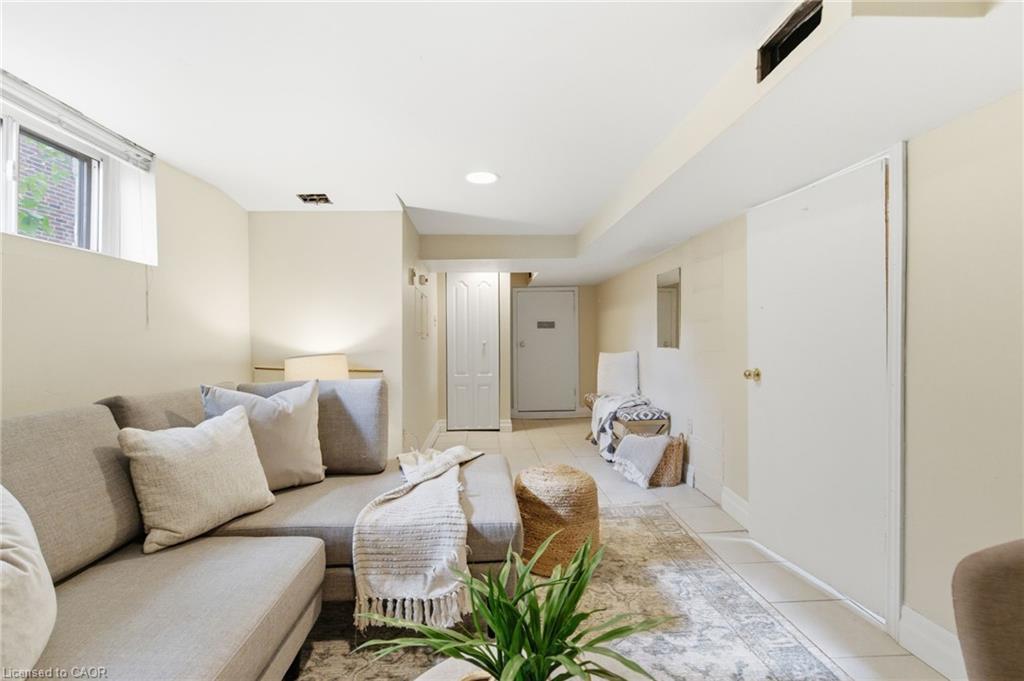 76 East 15Th Street, Hamilton, ON - Indoor Photo Showing Bedroom