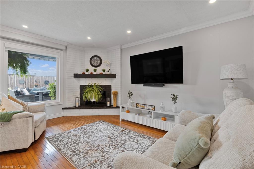 10 Vega Crescent, Stoney Creek, ON - Indoor Photo Showing Living Room With Fireplace