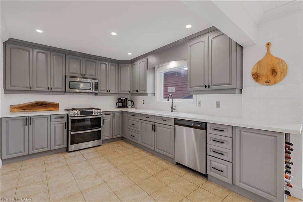 10 Vega Crescent, Stoney Creek, ON - Indoor Photo Showing Kitchen