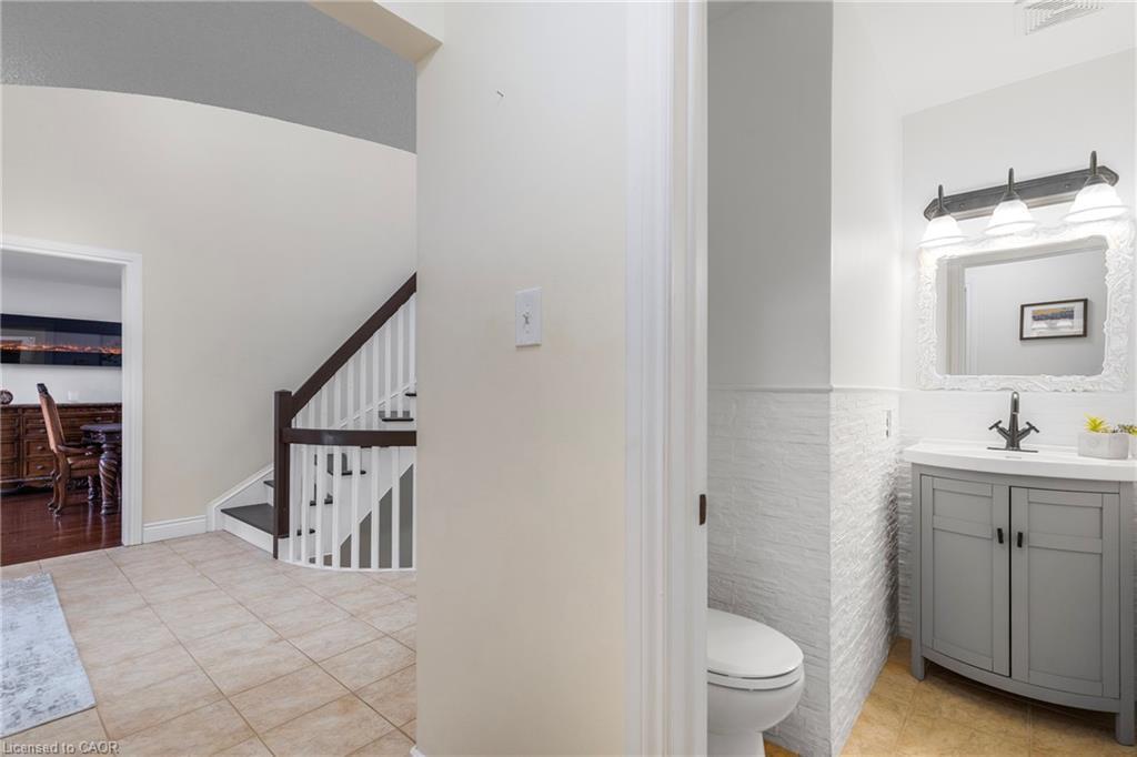 10 Vega Crescent, Stoney Creek, ON - Indoor Photo Showing Bathroom