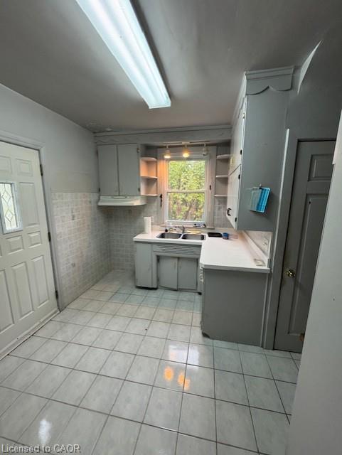 304 Park Street, Hamilton, ON - Indoor Photo Showing Kitchen With Double Sink
