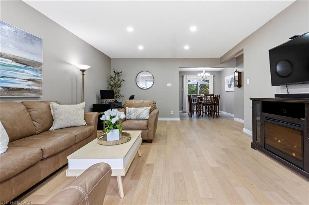 48-49 Cedarwoods Crescent, Kitchener, ON - Indoor Photo Showing Living Room