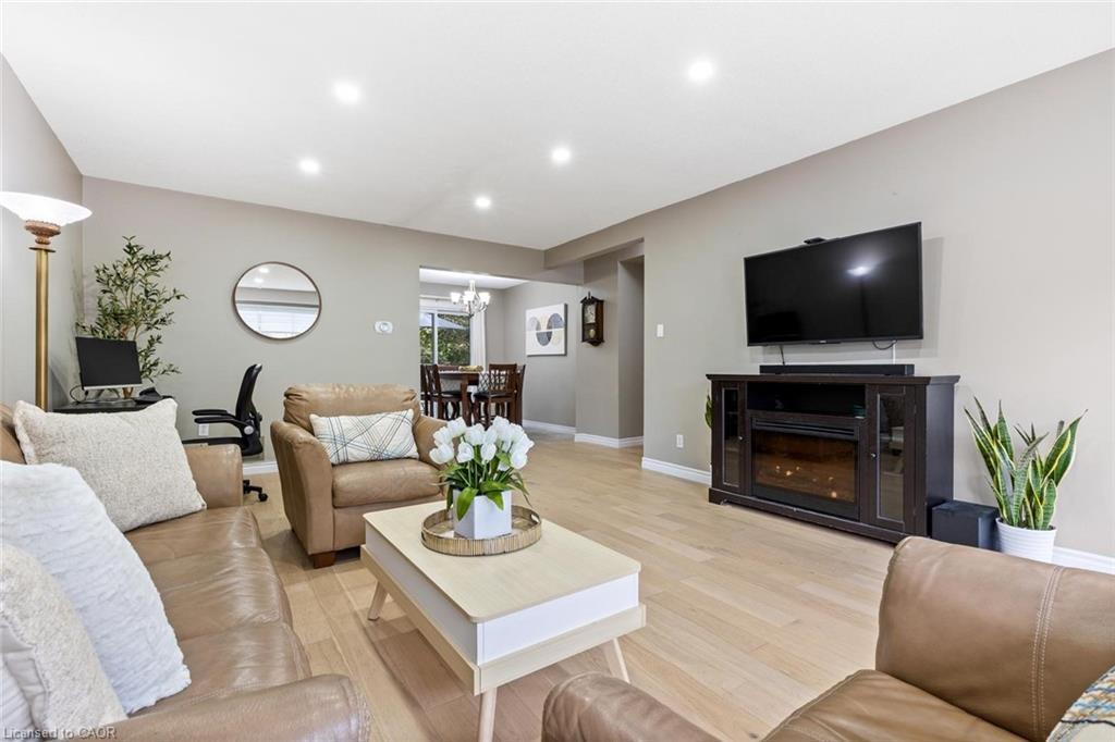 48-49 Cedarwoods Crescent, Kitchener, ON - Indoor Photo Showing Living Room