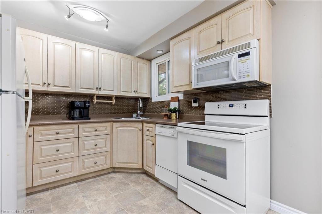 48-49 Cedarwoods Crescent, Kitchener, ON - Indoor Photo Showing Kitchen
