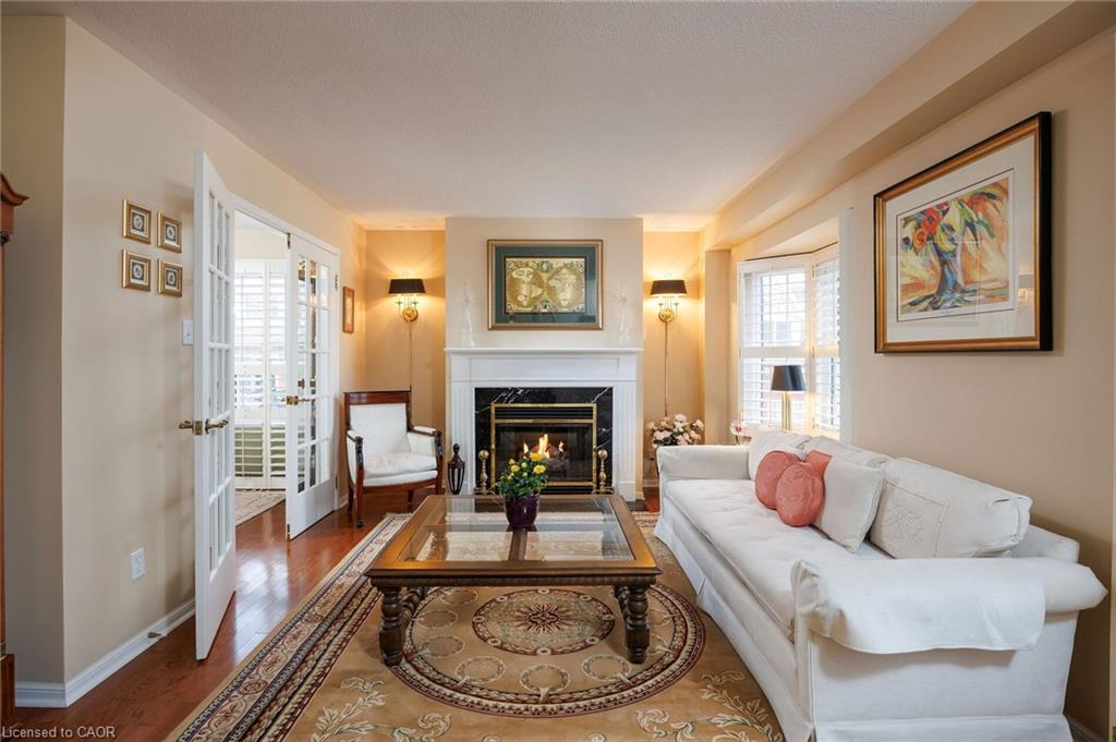 30-1415 Hazelton Boulevard, Burlington, ON - Indoor Photo Showing Living Room With Fireplace